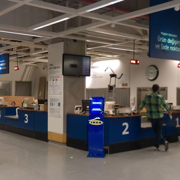 Effiziente Kundenbetreuung durch das IKEA Warteschlangensystem