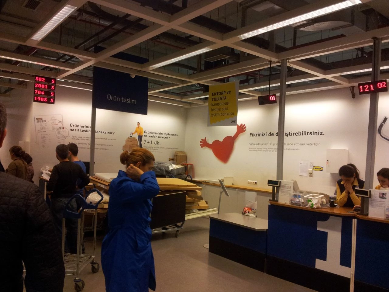 Komfortable Wartezone mit Echtzeit-Warteschlangeninformationen bei IKEA