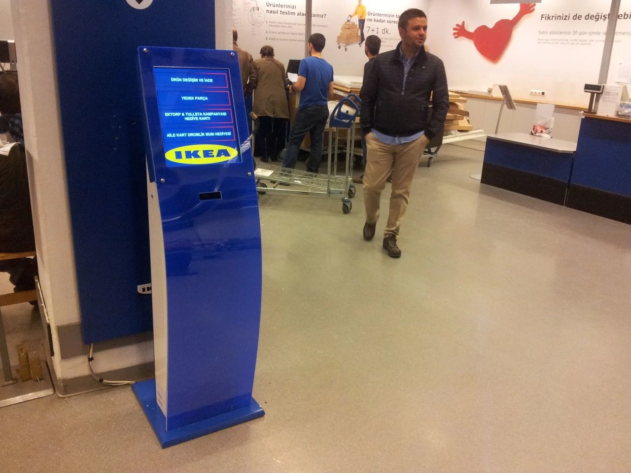 Innovative Ticketmaschine im IKEA Warteschlangensystem