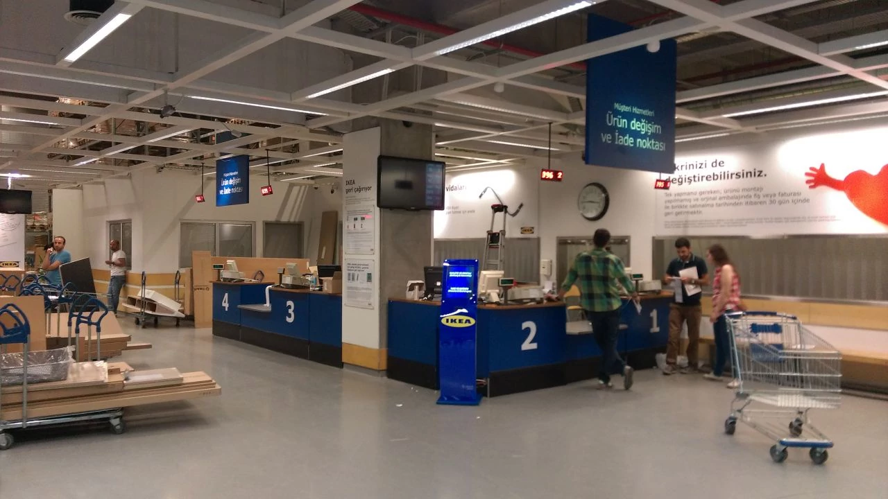 Komfortable Wartezone mit Echtzeit-Warteschlangeninformationen bei IKEA