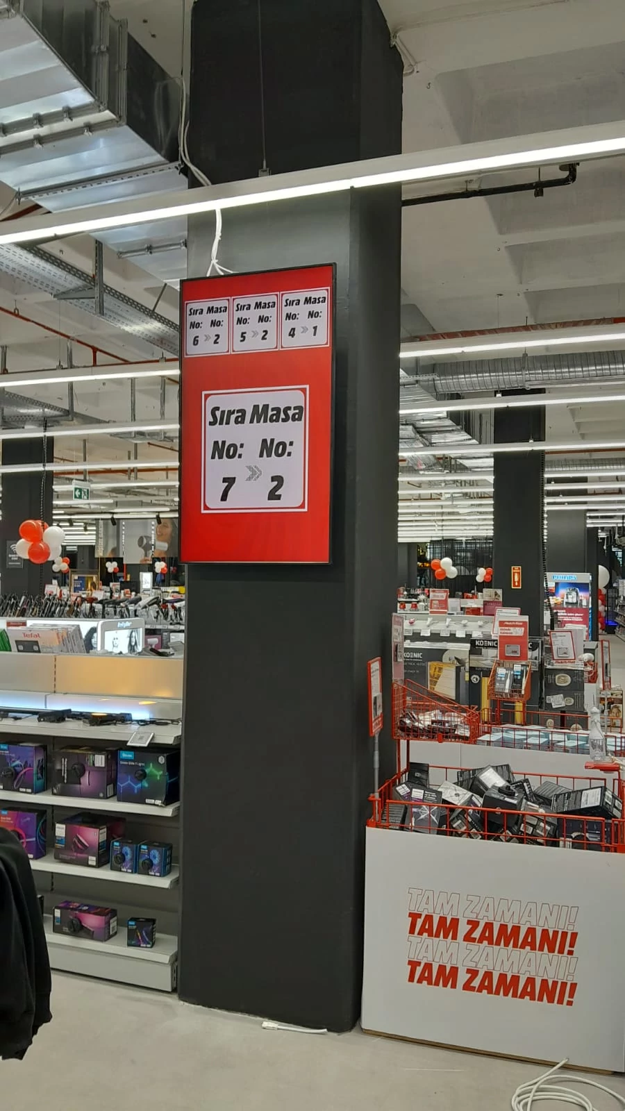 Zentrale Warteschlangenübersicht auf dem MediaMarkt Hauptbildschirm